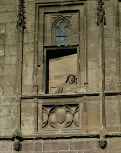 Dummy raam in de ingangsfacade met een figuur van een vrouw die naar buiten kijkt, mogelijk de vrouw van Jacques Coeur, 1443-51