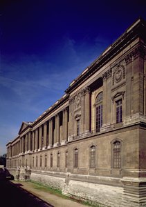 Oostgevel, hoofdingang en colonnade ontworpen door Claude Perrault en anderen, begonnen 1678, voltooid door Jacques Germain Soufflot 1774