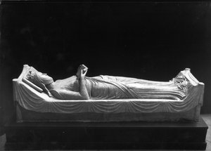 Beeld van Eleonora van Aquitanië, koningin van Frankrijk en daarna van Engeland