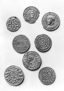 Acht Karolingische munten (zilver) door French School