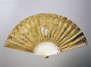 Avondhandwaaier met gestileerde bloemmotieven in zijde met pailletten, ingelegde botten ribben door French School