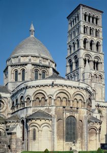 Buitenaanzicht van de kooromgang met de absidiale kapellen en de klokkentoren, gebouwd ca. 1125-1135