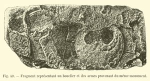 Fragment dat een schild en wapens voorstelt, afkomstig van hetzelfde monument door French School