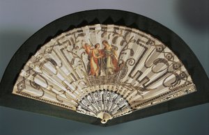 Handwaaier met Venus en Juno, zijden blad met borduurwerk en pailletten, zilver-gedamasceerd geperforeerd been beschermstok