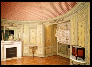 Interieur van de badkamer versierd met panelen door Christophe Huet (overleden 1759)