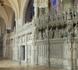 Interieur van de kathedraal van Chartres met een detail van het koor