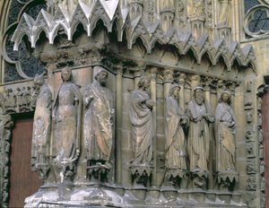 Jambfiguren van de linkerzijde van het centrale portaal, westgevel, 13e-14e eeuw