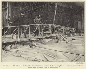Morin en de Bradsky, de ongelukkige slachtoffers van de ramp van 13 oktober, onderzoeken hun gondel in de hangar voor de fatale vlucht (gravure)