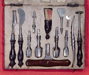 Medische koffer met instrumenten voor trepanatie