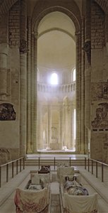 Schip en apsis van de abdijkerk met de beeltenissen van Hendrik II (1133-89) koning van Engeland en zijn vrouw, Eleonora van Aquitanië (d.1204)