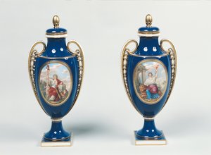 Paar Sevres vazen versierd met allegorische figuren van Gerechtigheid en de Republiek