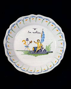Bord versierd met een genie zittend op een trommel, en de Drie Ordes van de Natie