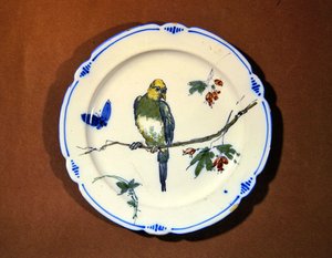 Bord versierd met vogel, vlinder en bloesem, Bourg-la-Reine fabriek