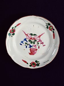 Bord met decoratie van een boeket met een Frygische muts