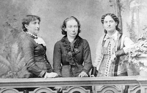 Portret van Louise Michel tussen Marie Ferre en Paule Minck - 1871 - door French School