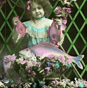 Portret van een meisje met vis ca. 1898 door French School