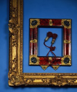 Regency omgekeerd profiel frame met ormolu en gegraveerde zilveren mounts op de hoeken en centra met de originele kwastjes