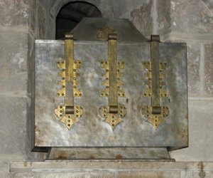 Reliekschrijn met de relieken van St. Benoit, geplaatst in de crypte in 1108 (metaal)