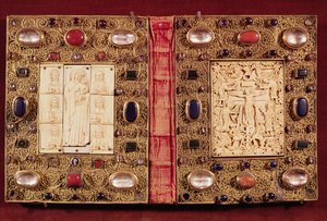 Reliekschrijnplaquette met de Maagd en Kind met Heiligen en de Kruisiging (goud, ivoor & edelstenen) door French School