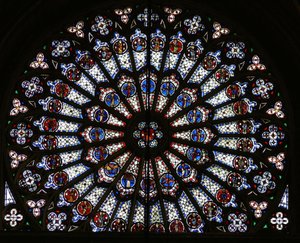 Roosvenster met Christus omringd door de twaalf apostelen en evangelistensymbolen