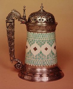 Rudolfi bierpul met ivoren lichaam ingelegd met turkoois, gemonteerd in zilver en bezet met robijnen, Parijs, ca. 1855