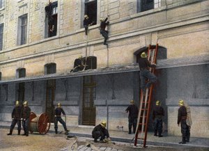 Sappeurs Pompiers de Paris. De ladder achter de schermen. Het manoeuvreren van de ladder achter de schermen is het eenvoudigst. Weegt 34 kilo, 0,45 meter breed, heeft, uitgeklapt, een hoogte van 4 meter, het is in twee vlakken, de stijlen van het tweede zi door French School