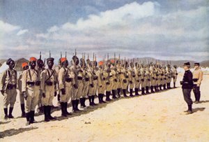 Senegalese infanterie op het strand van Frejus (naar een gekleurde foto), 1915 door French School