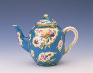Sèvres Theepot met bleu celeste grond, 1766