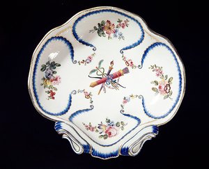 Sevres bord versierd met boog en pijlen, 1762 door French School
