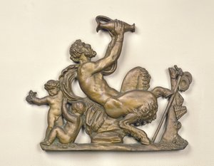 Bord van een wijnhandelaar met een faun die drinkt (hout)