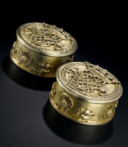 Zilververgulde kleine ronde doos met deksel uit de Lennoxlove toiletservice, eigendom van Frances Teresa Stewart, hertogin van Richmond en Lennox: Frans, Parijs, gekeurd tussen september 1672 en oktober 1674 door French School