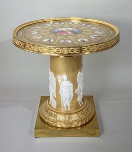 De Austerlitz-tafel, ingelegd met Sèvres-platen ter herdenking van Napoleons overwinning bij Austerlitz, 1808-10 (goud & porselein)