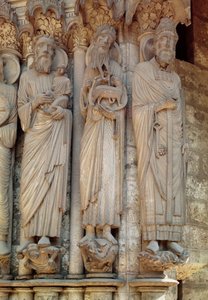 De profeet Simeon, St. Johannes de Doper en St. Petrus, standbeelden van de rechterkant van de centrale deur van het noordportaal