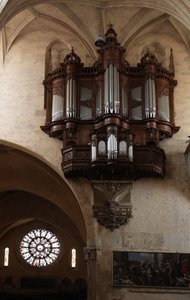 Het orgel en het westelijke roosvenster (roosvenster - intern)