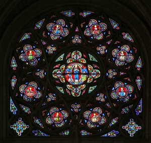 Het zuidelijke roosvenster met de tenhemelopneming van de Maagd Maria (glas modern; steenwerk 15e en 20e eeuw) door French School