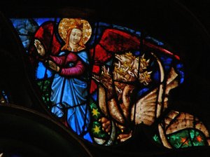 Het westelijke roosvenster met een scène uit het Boek Openbaring: draak vervolgt de moeder van het mannelijke kind; maar zij heeft vleugels om naar de woestijn te vliegen (12:13-14) door French School