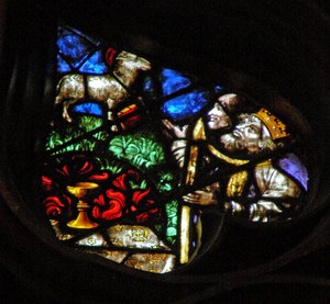 Het westelijke roosvenster met een scène uit het Boek Openbaring: lam op de berg Sion met twee van de 144.000 verlosten (14:1-5)