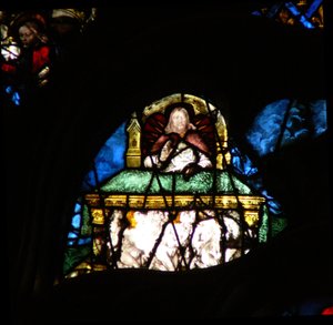 Het westelijke roosvenster met een scène uit het Boek Openbaring: zielen van de martelaren onder het altaar van Christus (6:9-10)