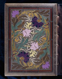 Bovenste boekomslag, met semi-naturalistisch ontwerp van lotussen en kamperfoelie bloemhoofden, 1886