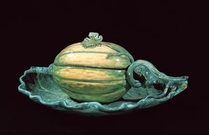 Groenteschotel in de vorm van een pompoen, uit Sceaux (faience)