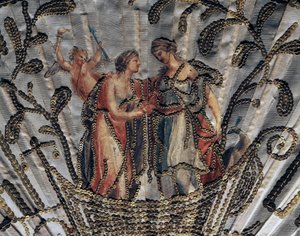 Venus en Juno, detail van zijden blad van waaier, borduurwerk en pailletten, zilver-gedamasceerd geperforeerd ivoren beschermstok door French School