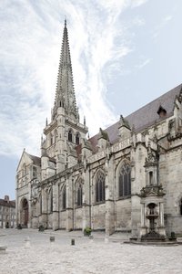 Uitzicht op de Cathédrale Saint Lazare d