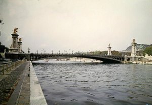 Uitzicht op de Pont Alexandre III, gebouwd door de ingenieurs Louis-Jean Resal (1854-1920) en Amedee Alby (1862-1942) voor de Wereldtentoonstelling van 1900, 1897-1900