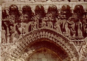 Uitzicht op de westgevel, detail dat de profeten, de Aankondiging en de Oerzonde voorstelt