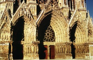 Uitzicht op de westelijke voorportalen, begonnen in 1231 en voltooid in 1430