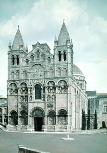 Uitzicht op de westgevel, gebouwd 1125-35 door French School