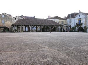 Uitzicht op de overdekte markt in het dorp door French School