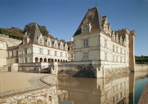 Uitzicht op de ingang en de erehof door French School