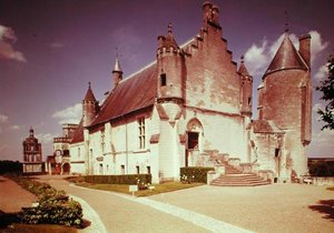 Uitzicht op de buitenkant met de zuid- en westgevels door French School