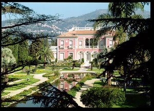 Uitzicht op de gevel en tuinen van de Villa Ile-de-France, gebouwd in 1905-12